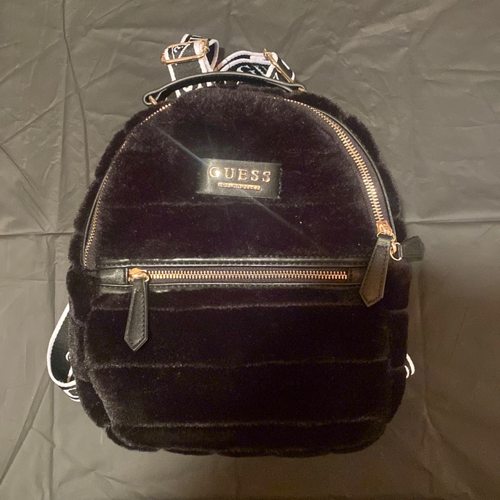 GUESS a mini backpack